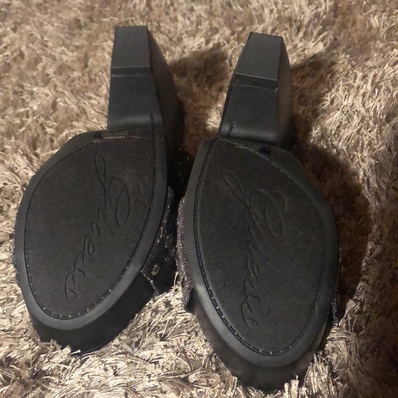 Shoes - Picture 5 of 7